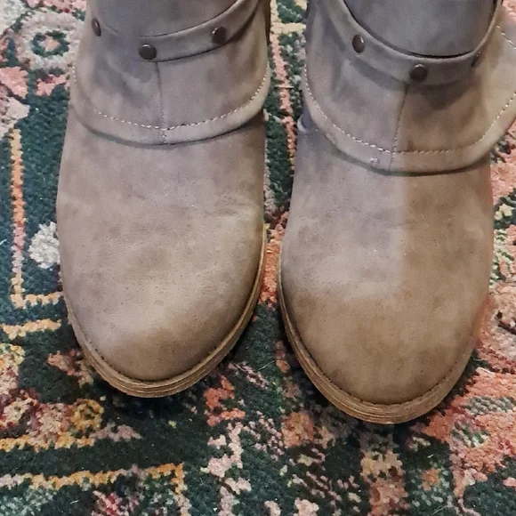 Stylish Gray Ankle Boots - Picture 13 of 14